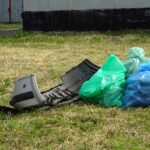 Sprzątanie terenów kolejki wąskotorowej. / Ewa Pociejowska-Gawęda / Radio Kielce