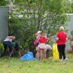 Sprzątanie terenów kolejki wąskotorowej. / Ewa Pociejowska-Gawęda / Radio Kielce