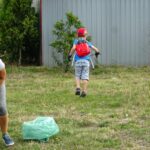 Sprzątanie terenów kolejki wąskotorowej. / Ewa Pociejowska-Gawęda / Radio Kielce