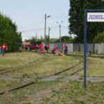 Sprzątanie terenów kolejki wąskotorowej. / Ewa Pociejowska-Gawęda / Radio Kielce