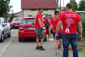 Sprzątanie terenów kolejki wąskotorowej. / Ewa Pociejowska-Gawęda / Radio Kielce