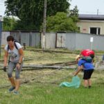 Sprzątanie terenów kolejki wąskotorowej. / Ewa Pociejowska-Gawęda / Radio Kielce