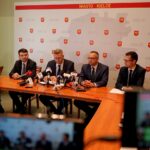 Na zdjęciu (od lewej): Marcin Różycki - zastępca prezydenta Kielc, Bogdan Wenta - prezydent Kielc, Arkadiusz Kubiec - zastępca prezydenta Kielc i Tomasz Porębski - rzecznik prasowy prezydenta Kielc / Piotr Kwaśniewski / Radio Kielce
