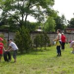 Sprzątanie terenów kolejki wąskotorowej. / Ewa Pociejowska-Gawęda / Radio Kielce