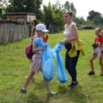 Sprzątanie terenów kolejki wąskotorowej. / Ewa Pociejowska-Gawęda / Radio Kielce