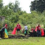 Sprzątanie terenów kolejki wąskotorowej. / Ewa Pociejowska-Gawęda / Radio Kielce