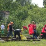 Sprzątanie terenów kolejki wąskotorowej. / Ewa Pociejowska-Gawęda / Radio Kielce
