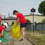 Sprzątanie terenów kolejki wąskotorowej. / Ewa Pociejowska-Gawęda / Radio Kielce