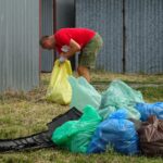 Sprzątanie terenów kolejki wąskotorowej. / Ewa Pociejowska-Gawęda / Radio Kielce