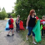 Sprzątanie terenów kolejki wąskotorowej. / Ewa Pociejowska-Gawęda / Radio Kielce