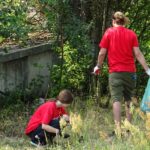 Sprzątanie terenów kolejki wąskotorowej. / Ewa Pociejowska-Gawęda / Radio Kielce