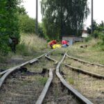 Sprzątanie terenów kolejki wąskotorowej. / Ewa Pociejowska-Gawęda / Radio Kielce