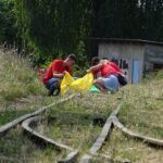 Sprzątanie terenów kolejki wąskotorowej. / Ewa Pociejowska-Gawęda / Radio Kielce