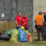 Sprzątanie terenów kolejki wąskotorowej. / Ewa Pociejowska-Gawęda / Radio Kielce