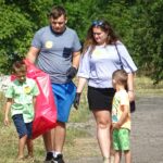 Sprzątanie terenów kolejki wąskotorowej. / Ewa Pociejowska-Gawęda / Radio Kielce