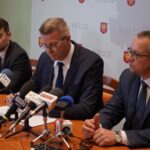 Na zdjęciu (od lewej): Marcin Różycki - zastępca prezydenta Kielc, Bogdan Wenta - prezydent Kielc i Arkadiusz Kubiec - zastępca prezydenta Kielc / Piotr Kwaśniewski / Radio Kielce