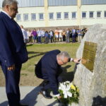 Turniej pamięci poświęcony śp. Benedyktowi Noconiowi. Odsłonięcie tablicy pamięci pięciu osób związanym z klubem. Z prawej: burmistrz Łagowa Paweł Marwicki / Kamil Król / Radio Kielce