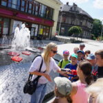 Izabela Mortas rozmawia z uczniami SP nr 18 w Bielsku-Białej / Daniel Lenart / Radio Kielce