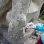 Kielce. Renowacja rzeźby „Przysięga miłości” przy źródełku Biruty / Mateusz Kępiński / Radio Kielce