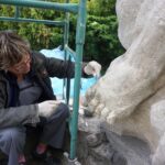 Kielce. Renowacja rzeźby „Przysięga miłości” przy źródełku Biruty / Mateusz Kępiński / Radio Kielce