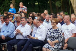 Piknik PiS w Nieciesławicach. Drugi z lewej: Andrzej Kryj - poseł PiS, Piotr Wawrzyk, wiceminister spraw zagranicznych oraz Maria Zuba - poseł PiS / Michał Kita / Radio Kielce