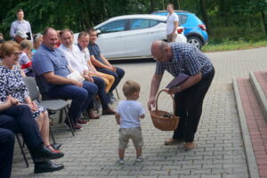 Piknik PiS w Nieciesławicach. Od lewej: Maria Zuba - poseł PiS; trzeci z lewej: Marek Kwitek - poseł PiS / Michał Kita / Radio Kielce