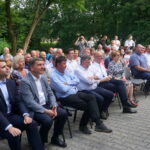 Piknik PiS w Nieciesławicach. Drugi z lewej: Andrzej Pruś - przewodniczący Sejmiku Województwa Świętokrzyskiego; czwarty z lewej: Andrzej Kryj - poseł PiS, obok: Piotr Wawrzyk, wiceminister spraw zagranicznych; Maria Zuba - poseł PiS; Marek Kwitek - poseł PiS / Michał Kita / Radio Kielce