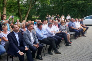 Piknik PiS w Nieciesławicach. Drugi z lewej: Andrzej Pruś - przewodniczący Sejmiku Województwa Świętokrzyskiego; czwarty z lewej: Andrzej Kryj - poseł PiS, obok: Piotr Wawrzyk, wiceminister spraw zagranicznych; Maria Zuba - poseł PiS; Marek Kwitek - poseł PiS / Michał Kita / Radio Kielce