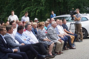 Piknik PiS w Nieciesławicach. Drugi z lewej: Andrzej Pruś - przewodniczący Sejmiku Województwa Świętokrzyskiego; czwarty z lewej: Andrzej Kryj - poseł PiS, obok: Maria Zuba - poseł PiS; Krzysztof Lipiec - poseł PiS; Marek Kwitek - poseł PiS / Michał Kita / Radio Kielce