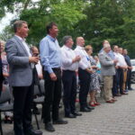 Piknik PiS w Nieciesławicach. Drugi z lewej: Andrzej Pruś - przewodniczący Sejmiku Województwa Świętokrzyskiego; trzeci z lewej: Andrzej Kryj - poseł PiS, obok: Piotr Wawrzyk, wiceminister spraw zagranicznych; Maria Zuba - poseł PiS; Krzysztof Lipiec - poseł PiS, trzeci z prawej: Marek Kwitek - poseł PiS / Michał Kita / Radio Kielce