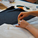 Warsztaty krawieckie z cyklu „Uszyj to sam” w Ambasadzie Dizajnu / Patryk Cudzik / Radio Kielce