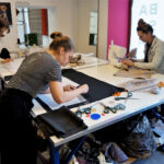 Warsztaty krawieckie z cyklu „Uszyj to sam” w Ambasadzie Dizajnu / Patryk Cudzik / Radio Kielce