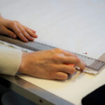 Warsztaty krawieckie z cyklu „Uszyj to sam” w Ambasadzie Dizajnu / Patryk Cudzik / Radio Kielce