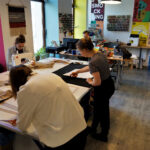 Warsztaty krawieckie z cyklu „Uszyj to sam” w Ambasadzie Dizajnu / Patryk Cudzik / Radio Kielce