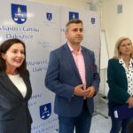 Daleszyce. Inauguracja projektu „Elastyczni na rynku pracy w Daleszycach”. Na zdjęciu (od lewej): Agnieszka Migoń - dyrektor Fundacji Rozwoju Demokracji Lokalnej w Kielcach, Dariusz Meresiński - burmistrz Daleszyc i Renata Segiecińska, dyrektor Miejsko-Gminnego Ośrodka Pomocy Społecznej w Daleszycach / Karol Żak / Radio Kielce