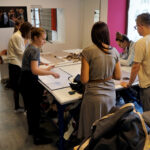 Warsztaty krawieckie z cyklu „Uszyj to sam” w Ambasadzie Dizajnu / Patryk Cudzik / Radio Kielce