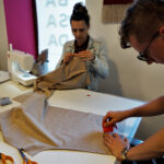 Warsztaty krawieckie z cyklu „Uszyj to sam” w Ambasadzie Dizajnu / Patryk Cudzik / Radio Kielce