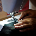 Warsztaty krawieckie z cyklu „Uszyj to sam” w Ambasadzie Dizajnu / Patryk Cudzik / Radio Kielce