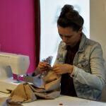 Warsztaty krawieckie z cyklu „Uszyj to sam” w Ambasadzie Dizajnu / Patryk Cudzik / Radio Kielce