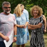 Alicja Majewska posadziła drzewo w parku zdrojowym. Od lewej: