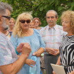 Alicja Majewska posadziła drzewo w parku zdrojowym. Od lewej: