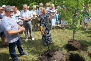 Alicja Majewska posadziła drzewo w parku zdrojowym. Od lewej: