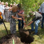Alicja Majewska posadziła drzewo w parku zdrojowym. Od lewej: