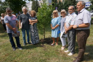 Alicja Majewska posadziła drzewo w parku zdrojowym / Dorota Klusek / Radio Kielce