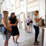 Kielce. Organizatorzy kieleckiej Parady Równości złożyli odwołanie do Sądu Okręgowego ws. decyzji prezydenta Bogdana Wenty. Na zdjęciu (od lewej): Nina Kubikowski, Katarzyna Kądzierska i Katarzyna Czech-Kurczek / Monika Miller / Radio Kielce