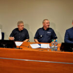 Na zdjęciu od lewej: Agata Wojtyszek, wojewoda świętokrzyski,  Marek Kuchna - odpowiedzialny za realizację inwestycji, Paweł Dierżak - komendant wojewódzki, Paweł Wójcik - burmistrz Chmielnika / Patryk Cudzik / Radio Kielce