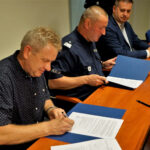 Na zdjęciu od lewej: Marek Kuchna - odpowiedzialny za realizację inwestycji, Paweł Dierżak - komendant wojewódzki, Paweł Wójcik - burmistrz Chmielnik / Patryk Cudzik / Radio Kielce