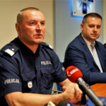 Na zdjęciu Paweł Dierżak, komendant wojewódzki, Paweł Wojcik - burmistrz Chmielnika / Patryk Cudzik / Radio Kielce