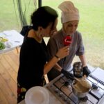 Śniadanie w ogrodzie. Magdalena Sitek - Radio Kielce i Ewelina Tkacz - szef zmiany w restauracji "Oranżeria" w Best Western Grand Hotel Kielce / Piotr Kwaśniewski / Radio Kielce