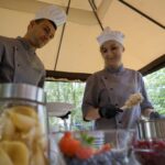 Śniadanie w ogrodzie. Damian Domagała - szef kuchni w restauracji "Oranżeria" w Best Western Grand Hotel Kielce i Ewelina Tkacz - szef zmiany w restauracji "Oranżeria" w Best Western Grand Hotel Kielce / Piotr Kwaśniewski / Radio Kielce